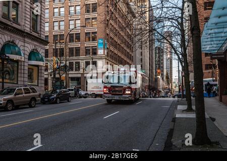 Vancouver, CANADA - 19 FÉVRIER 2020 : camion de pompiers dans la rue au centre-ville. Banque D'Images