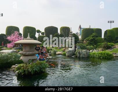 Saigon, VIETNAM - décembre.12.2020: Groupe de personnes nourrissant des poissons Koi au Parc Rin Rin à Saigon Banque D'Images