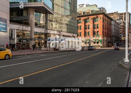 Vancouver, CANADA - 19 FÉVRIER 2020 : matin d'hiver dans le centre-ville, vue sur la rue, centre d'affaires. Banque D'Images