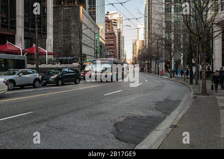 Vancouver, CANADA - 19 FÉVRIER 2020 : camion de pompiers dans la rue au centre-ville. Banque D'Images