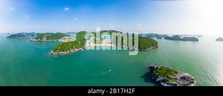 Cat Ba, Vietnam - 16 octobre 2019: Construction de nouveaux bâtiments sur la plage de l'île de Cat Ba, la plus grande île de Ha long Bay, célèbre destination touristique Banque D'Images