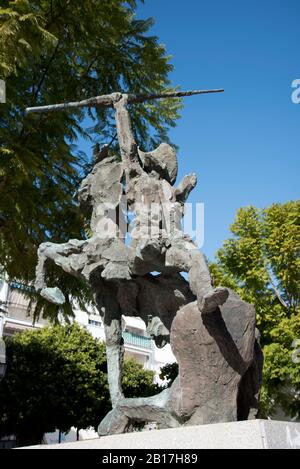 Statue moderne de Don Quichotte dans la rue de Nerja dans le sud de l'Espagne. Don Quichote est devenu si entrainé par la lecture de romances chevalriques il devient fou Banque D'Images