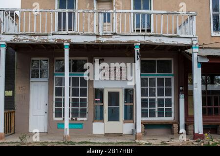 Vieux village abandonné à l'extérieur de Santa Fe. Vieux bâtiments, histoire d'une ville minière et population indienne il y a 600 ans. Actuellement un village très calme Banque D'Images