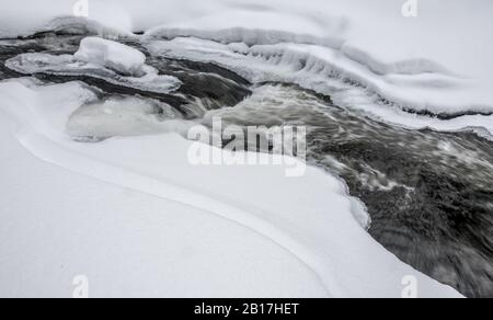 Silence paisible près d'une rivière en hiver Banque D'Images