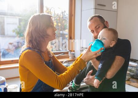 Famille dans la cuisine à la maison Banque D'Images