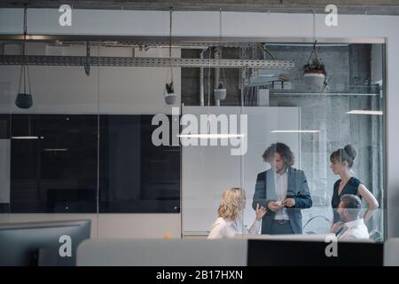 L'équipe d'avoir un meeting in office Banque D'Images