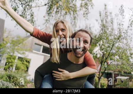 Fiers propriétaires de maison applaudisse dans leur jardin Banque D'Images