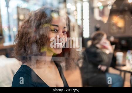 Portrait of happy young woman in a cafe Banque D'Images