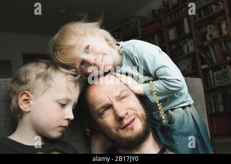 Père avec deux enfants à la maison Banque D'Images