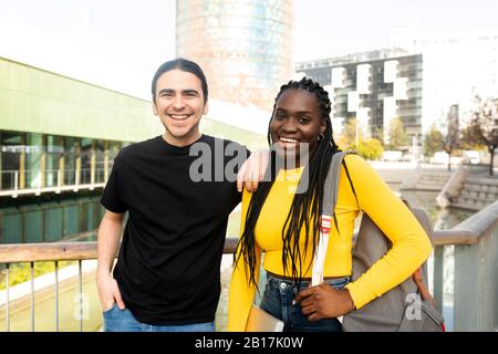Portrait of a young couple outdoors Banque D'Images