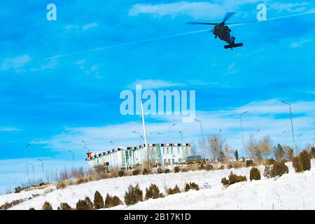 Un hélicoptère UH-60 Blackhawk de l'armée américaine arrive pour un atterrissage dans le sud-est de l'Afghanistan le 16 janvier 2020. Les forces américaines et de l'OTAN sont actuellement déployées en Afghanistan à l'appui DU SOUTIEN DE SENTINEL et RÉSOLU d'Operations FREEDOM. À ce titre, les forces sont en train de former, de conseiller et d'aider les partenaires afghans au point de besoin. (Photo de l'armée des États-Unis par le sergent d'état-major. Nicholas Brown-Bell) Banque D'Images