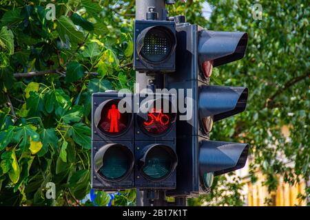 Trafic lumière montrant lumière rouge pour les marcheurs et les bycicules Banque D'Images