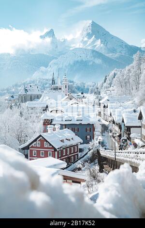 Allemagne, Bavière, Berchtesgaden, ville et Watzmann dans la neige profonde Banque D'Images