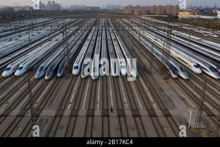 Vue aérienne des trains à grande vitesse CRH (China Railway High-speed) à une station de base d'entretien de Wuhan City, dans la province de Hubei en Chine centrale, le 2 février Banque D'Images