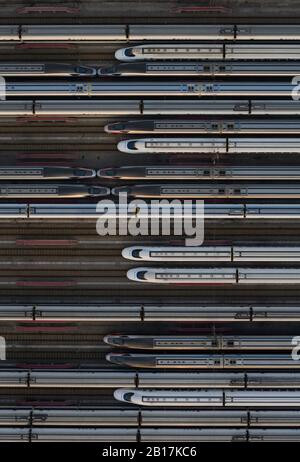 Vue aérienne des trains à grande vitesse CRH (China Railway High-speed) à une station de base d'entretien de Wuhan City, dans la province de Hubei en Chine centrale, le 2 février Banque D'Images