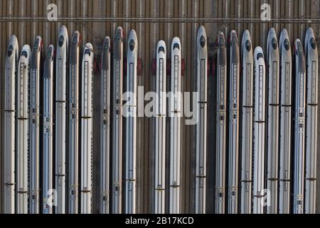 Vue aérienne des trains à grande vitesse CRH (China Railway High-speed) à une station de base d'entretien de Wuhan City, dans la province de Hubei en Chine centrale, le 2 février Banque D'Images