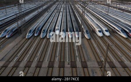 Vue aérienne des trains à grande vitesse CRH (China Railway High-speed) à une station de base d'entretien de Wuhan City, dans la province de Hubei en Chine centrale, le 2 février Banque D'Images