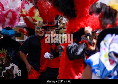 Huehues Mexique, danseuse portant un costume traditionnel mexicain folklorique et masque riche en couleurs. Scène de Carnaval. Carnaval Mexicain Banque D'Images