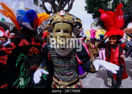 Huehues Mexique, danseuse portant un costume traditionnel mexicain folklorique et masque riche en couleurs. Scène de Carnaval. Carnaval Mexicain Banque D'Images