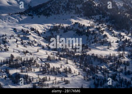 France, Hautes-Alpes, Vars, vue aérienne de la vallée enneigée Banque D'Images