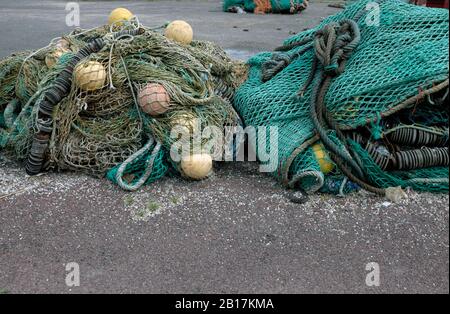 France, Bretagne, Audierne, filets de pêche et bouées dans le port Banque D'Images