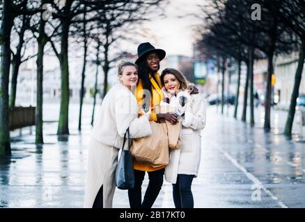 Portrait de joyeuses amies dans la ville un jour de pluie Banque D'Images