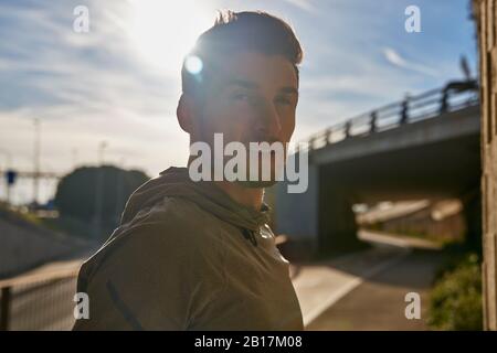 Portrait de l'homme sportif en contre-jour Banque D'Images