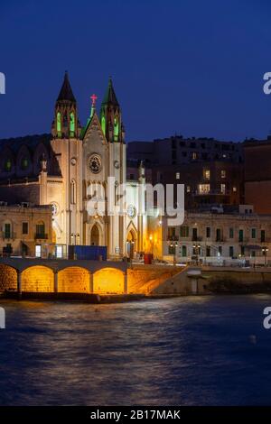 Malte, Saint Julien, Église de Carmélite à Balluta Bay illuminée la nuit Banque D'Images