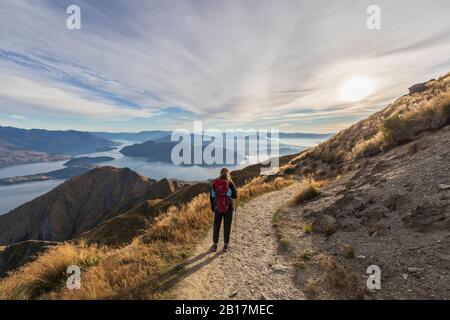 Femme randonnée à Roys Peak, lac Wanaka, Nouvelle-Zélande Banque D'Images