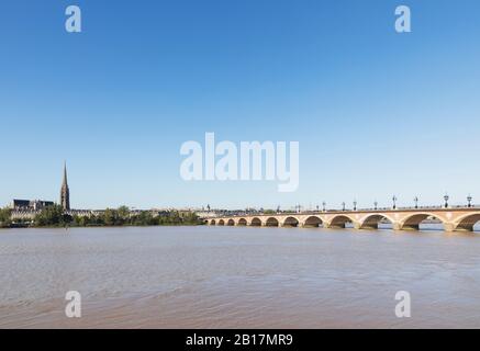 France, Gironde, Bordeaux, ciel clair sur le Pont de Pierre avec la Basilique Saint Michael en arrière-plan Banque D'Images