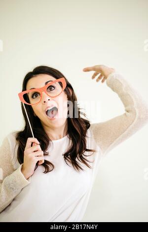Portrait de jeune femme ludique avec des lunettes de comédie Banque D'Images