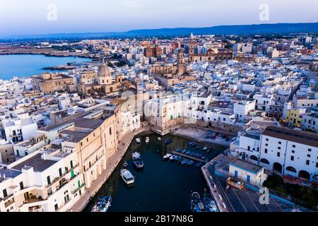 Lufttaufnahme, Italien, Pouulien, Altstadt von Monopoli, in der Dämmerung Banque D'Images