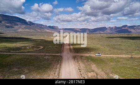 Afrique du Sud, Cap occidental, Blanco, vue aérienne de blanc 4 x 4 en voiture sur la piste de terre vers les montagnes Banque D'Images