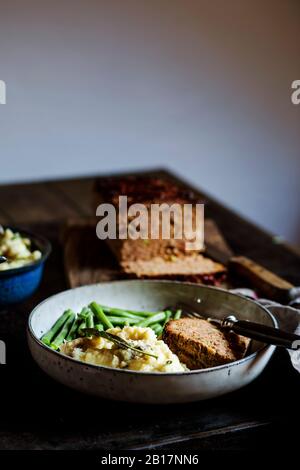 Assiette de purée de pommes de terre avec haricots verts et pain de viande Banque D'Images