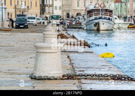 Vieux bollards avec chaîne au littoral, foyer sélectif, Piran, Slovénie Banque D'Images