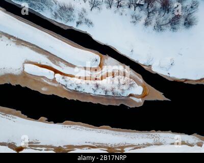 Russie, région de Leningrad, Tikhvin, vue aérienne sur la glace sur la rivière Tikhvinka en hiver Banque D'Images