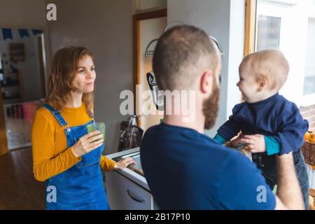 Famille dans la cuisine à la maison Banque D'Images