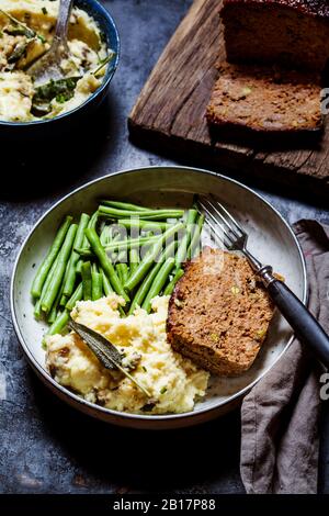 Assiette de purée de pommes de terre avec haricots verts et pain de viande Banque D'Images