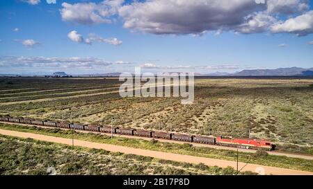 Afrique du Sud, Cap occidental, vue aérienne du train de marchandises qui passe par les champs Banque D'Images