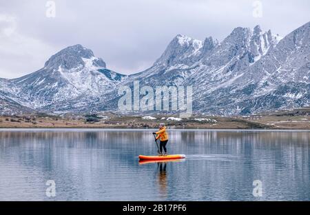 Femme debout paddle surf, Leon, Espagne Banque D'Images