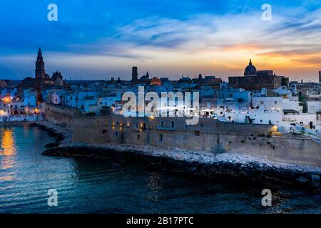 Lufttaufnahme, Italien, Pouulien, Altstadt von Monopoli, in der Dämmerung Banque D'Images