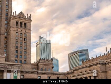 Vue sur l'hôtel Intercontinental avec Palais de la Culture et de la Science au premier plan, Varsovie, Pologne Banque D'Images