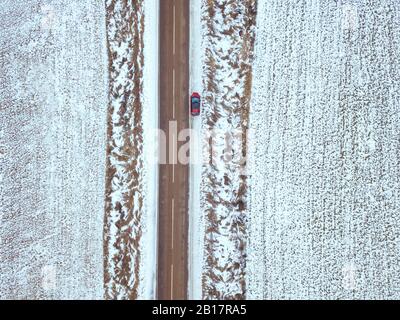 Russie, région de Moscou, vue aérienne de la voiture sur le franchissement routier dans le paysage d'hiver Banque D'Images