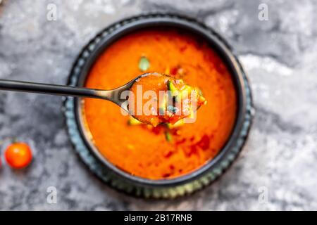 Gazpacho - soupe froide de tomates avec garniture de concombre Banque D'Images