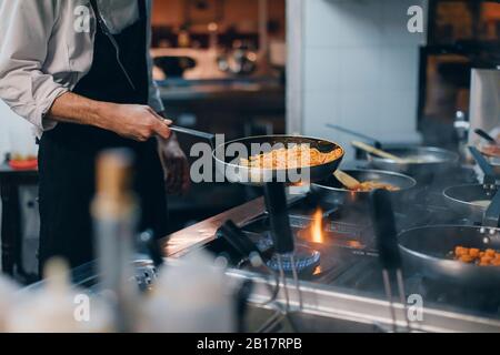 Chef cuisine pâtes dans la cuisine italienne du restaurant Banque D'Images