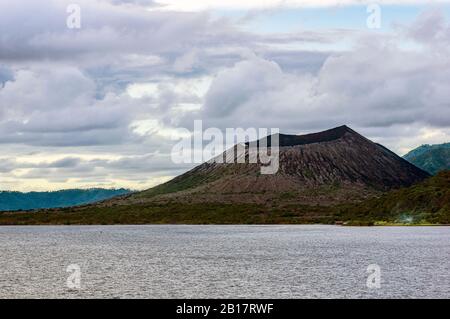 Océanie, Papouasie-Nouvelle-Guinée, Île de Nouvelle-Bretagne, vue des volcans Tavurvur et Vulcan à travers la mer Banque D'Images