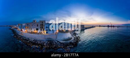 Lufttaufnahme, Italien, Pouulien, Altstadt von Monopoli, in der Dämmerung Banque D'Images