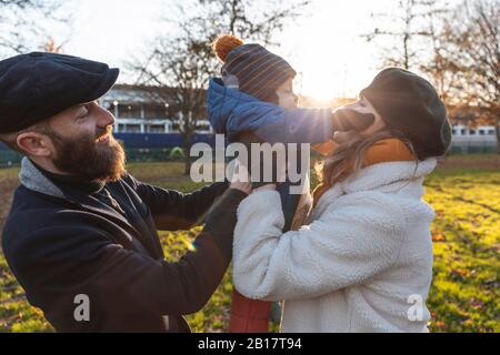 Un couple affectueux et heureux avec un bébé au parc Banque D'Images