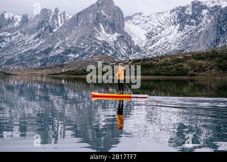 Femme debout paddle surf, Leon, Espagne Banque D'Images