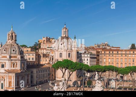 Italie, Rome, Église de la plus Sainte Nom de Marie au Forum de Trajan, colonne de Santa Maria di Loreto et de chevaux de Troie Banque D'Images